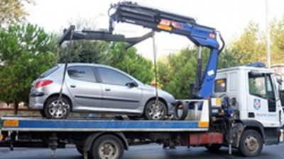 Avukatın aracını çeken çekici, cami duvarına işedi