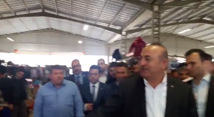 Bakan Çavuşoğlu, ekonomiden yakınan pazarcıya aldırmadı!